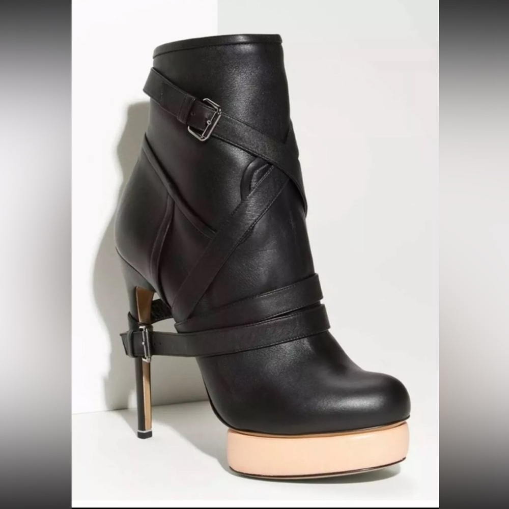 Nicholas Kirkwood's black leather ankle boots with wrap around 38 7.5